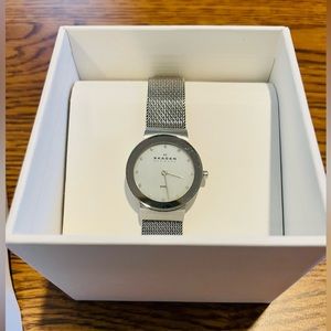 Skagen women’s wrist watch w/ new battery!! 💥